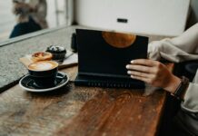 디지털 디톡스, 일상 속 실천법으로 스마트폰 피로 줄이기 a woman sitting at a table using a laptop computer