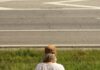 ‘밸런스 워킹’이 뜬다…바쁜 일상 속 쉽게 걷기 습관 들이는 생활 꿀팁 A woman walking down a dirt path next to a road