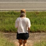 ‘밸런스 워킹’이 뜬다…바쁜 일상 속 쉽게 걷기 습관 들이는 생활 꿀팁 A woman walking down a dirt path next to a road